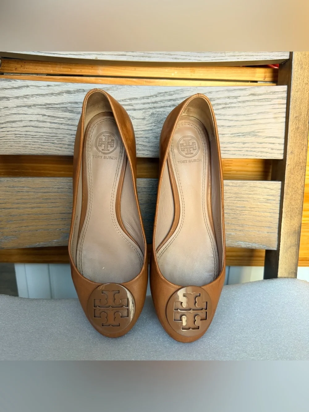 Tory Burch Cognac Leather Mid Block Heel Pumps with Logo Medallion sz 7